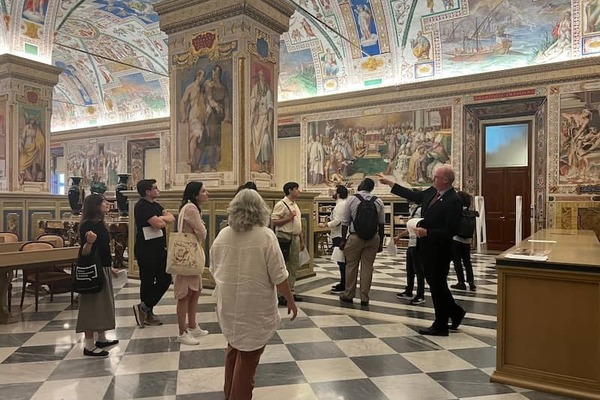 Rome Seminar participants with Dr. Steve Metzger in the Apostolic Vatican Library